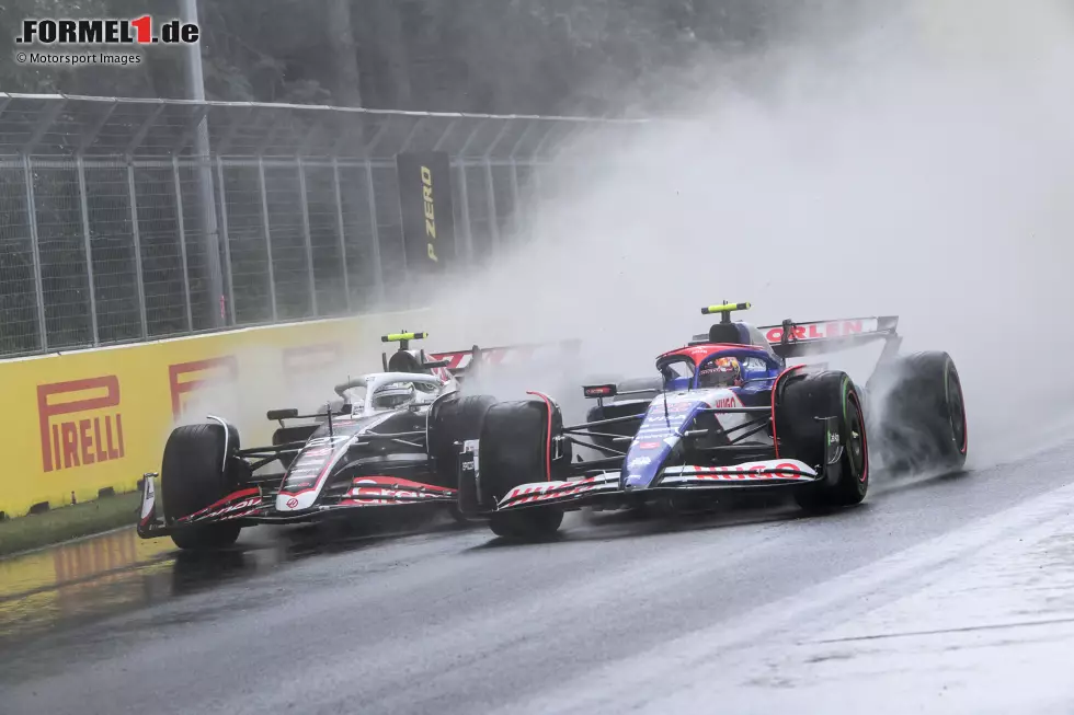 Foto zur News: Yuki Tsunoda (Racing Bulls) und Nico Hülkenberg (Haas)