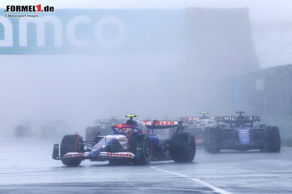 Foto zur News: Alexander Albon (Williams), Yuki Tsunoda (Racing Bulls) und Nico Hülkenberg (Haas)