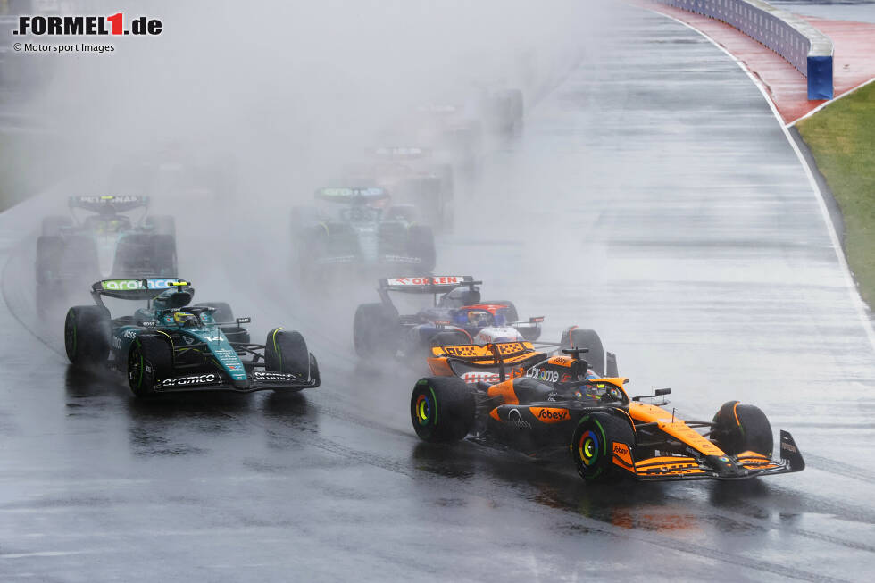 Foto zur News: Oscar Piastri (McLaren), Daniel Ricciardo (Racing Bulls), Fernando Alonso (Aston Martin) und Lewis Hamilton (Mercedes)