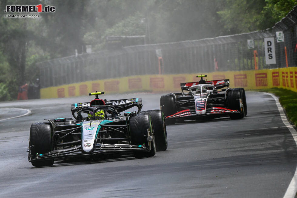 Foto zur News: Lewis Hamilton (Mercedes) und Nico Hülkenberg (Haas)