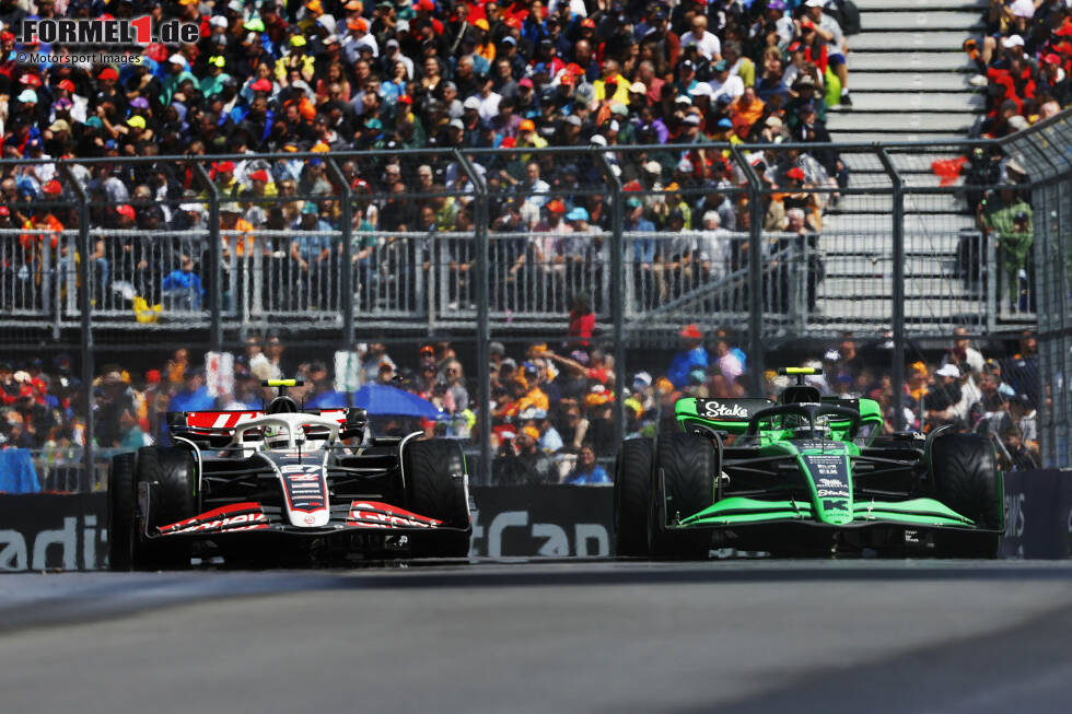 Foto zur News: Guanyu Zhou (Sauber) und Nico Hülkenberg (Haas)