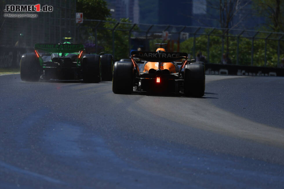 Foto zur News: Guanyu Zhou (Sauber) und Oscar Piastri (McLaren)