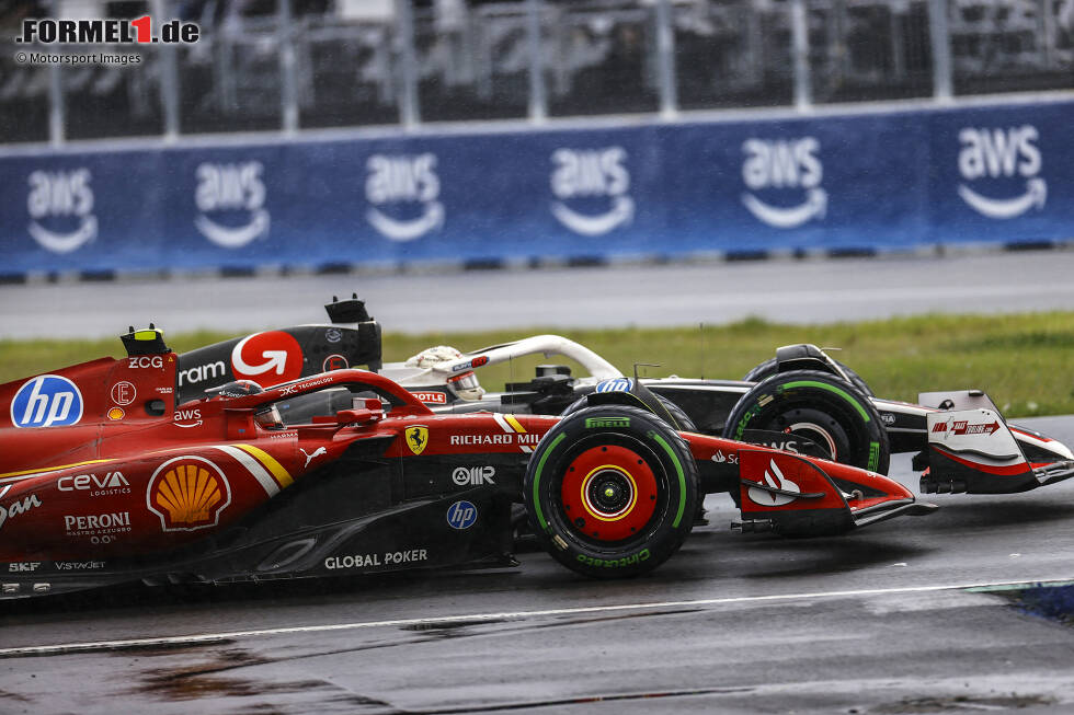 Foto zur News: Kevin Magnussen (Haas) und Carlos Sainz (Ferrari)