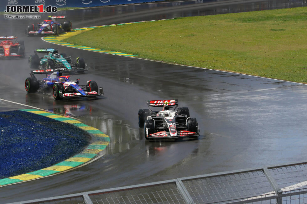 Foto zur News: Nico Hülkenberg (Haas) und Daniel Ricciardo (Racing Bulls)