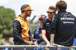 Foto zur News: Lando Norris (McLaren), Nico Hülkenberg (Haas) und George Russell (Mercedes)