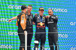 Foto zur News: Lando Norris (McLaren), Max Verstappen (Red Bull) und Lewis Hamilton (Mercedes)