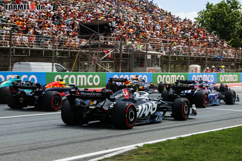 Foto zur News: Oscar Piastri (McLaren), Esteban Ocon (Alpine), Sergio Perez (Red Bull) und Nico Hülkenberg (Haas)