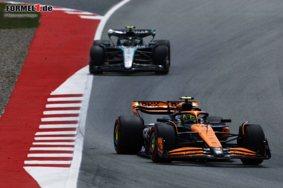 Foto zur News: Lando Norris (McLaren) und Lewis Hamilton (Mercedes)