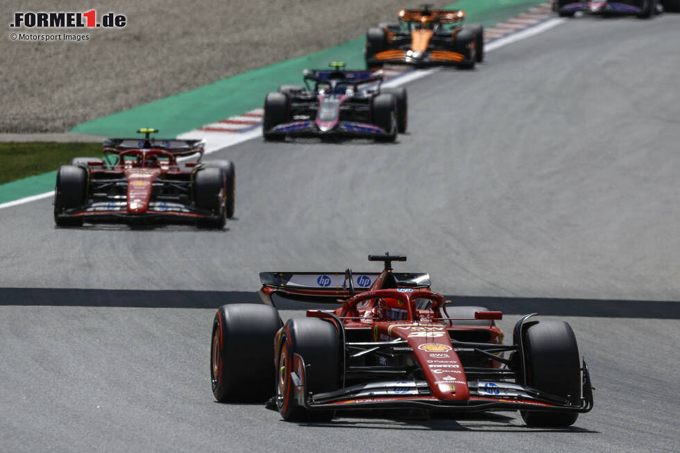 Foto zur News: Charles Leclerc (Ferrari), Carlos Sainz (Ferrari) und Pierre Gasly (Alpine)