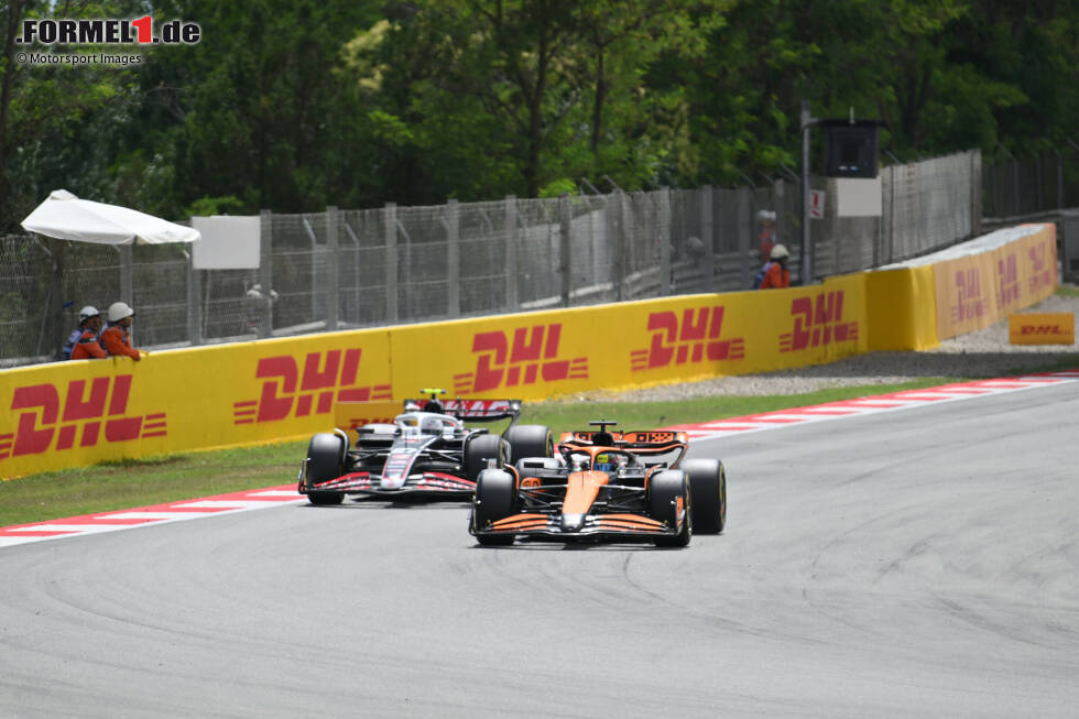 Foto zur News: Oscar Piastri (McLaren) und Nico Hülkenberg (Haas)