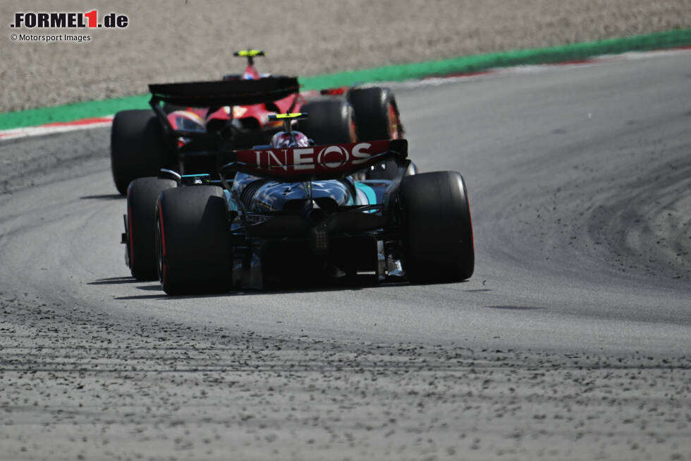 Foto zur News: Carlos Sainz (Ferrari) und Lewis Hamilton (Mercedes)