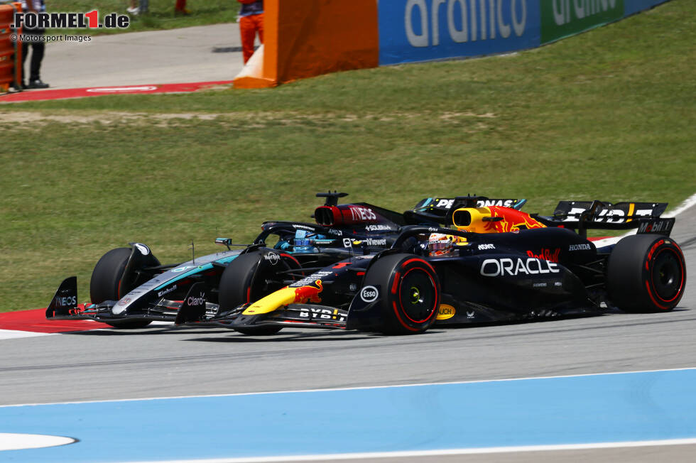 Foto zur News: Max Verstappen (Red Bull) und George Russell (Mercedes)