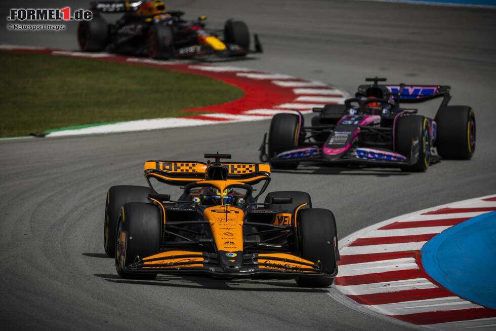 Foto zur News: Oscar Piastri (McLaren), Esteban Ocon (Alpine) und Sergio Perez (Red Bull)