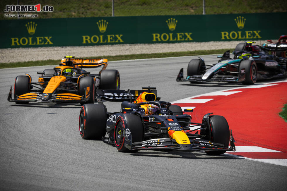 Foto zur News: Max Verstappen (Red Bull), Lando Norris (McLaren) und Lewis Hamilton (Mercedes)