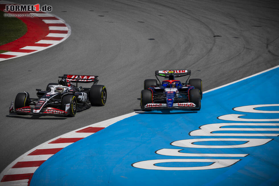 Foto zur News: Kevin Magnussen (Haas) und Yuki Tsunoda (Racing Bulls)