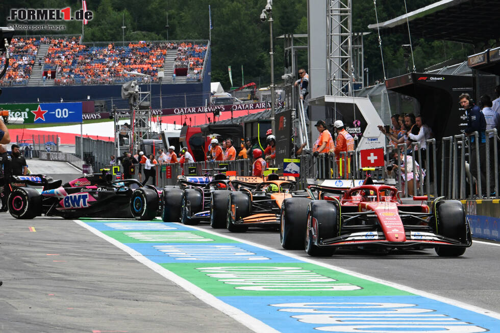 Foto zur News: Carlos Sainz (Ferrari), Lando Norris (McLaren) und Esteban Ocon (Alpine)