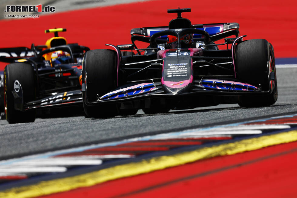 Foto zur News: Esteban Ocon (Alpine) und Sergio Perez (Red Bull)