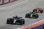 Foto zur News: George Russell (Mercedes), Lewis Hamilton (Mercedes) und Charles Leclerc (Ferrari)