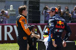 Foto zur News: Oscar Piastri (McLaren) und Max Verstappen (Red Bull)