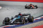 Foto zur News: George Russell (Mercedes) und Carlos Sainz (Ferrari)