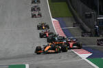 Foto zur News: Oscar Piastri (McLaren), Carlos Sainz (Ferrari), George Russell (Mercedes) und Lewis Hamilton (Mercedes)