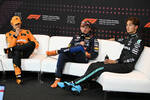 Foto zur News: Lando Norris (McLaren), Max Verstappen (Red Bull) und George Russell (Mercedes)