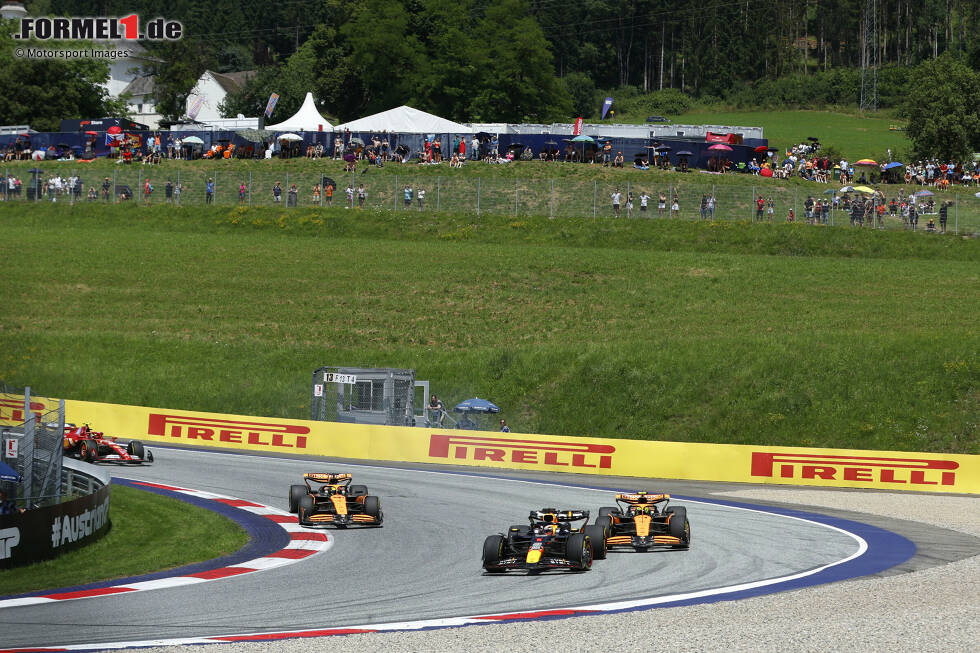 Foto zur News: Max Verstappen (Red Bull), Lando Norris (McLaren) und Oscar Piastri (McLaren)