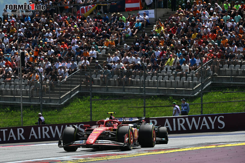 Foto zur News: Carlos Sainz (Ferrari) und George Russell (Mercedes)