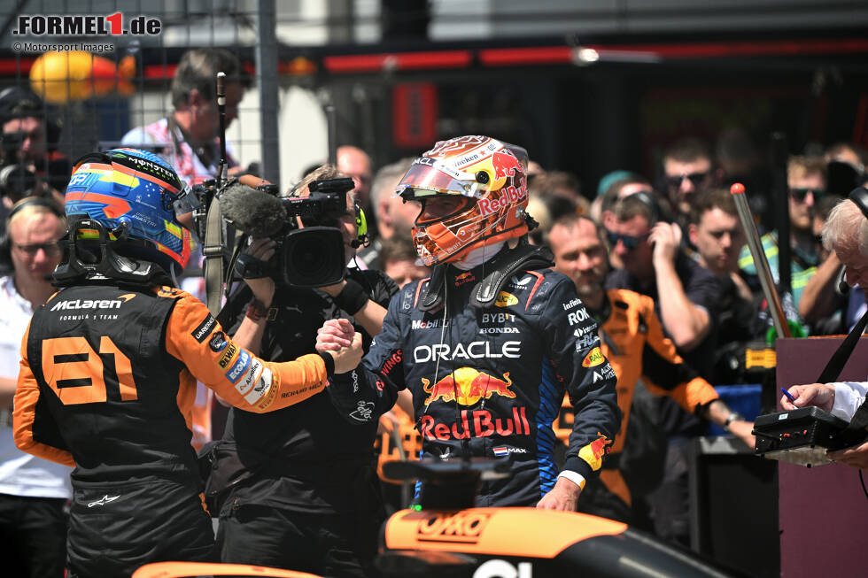 Foto zur News: Oscar Piastri (McLaren) und Max Verstappen (Red Bull)