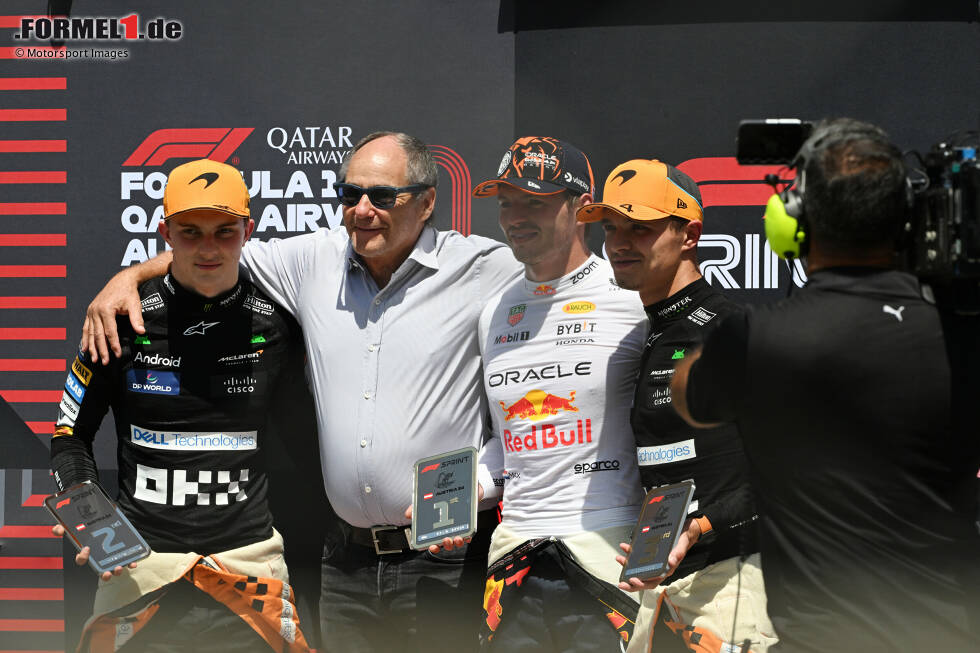 Foto zur News: Gerhard Berger, Max Verstappen (Red Bull), Oscar Piastri (McLaren) und Lando Norris (McLaren)