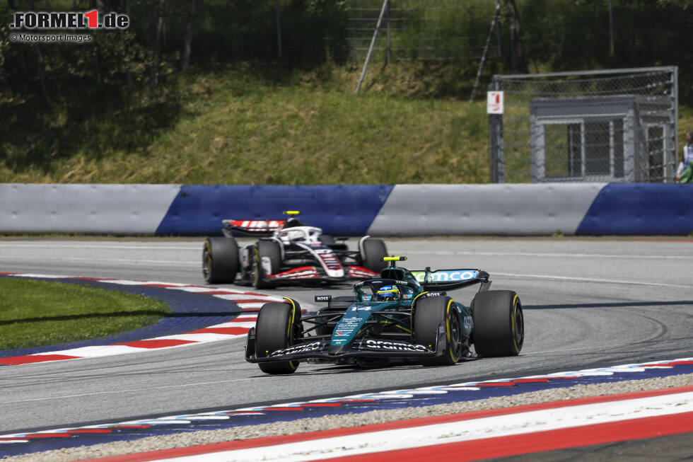 Foto zur News: Fernando Alonso (Aston Martin) und Nico Hülkenberg (Haas)