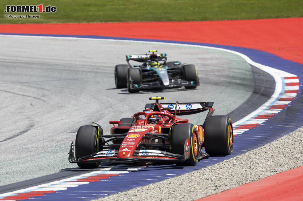 Foto zur News: Carlos Sainz (Ferrari) und Lewis Hamilton (Mercedes)