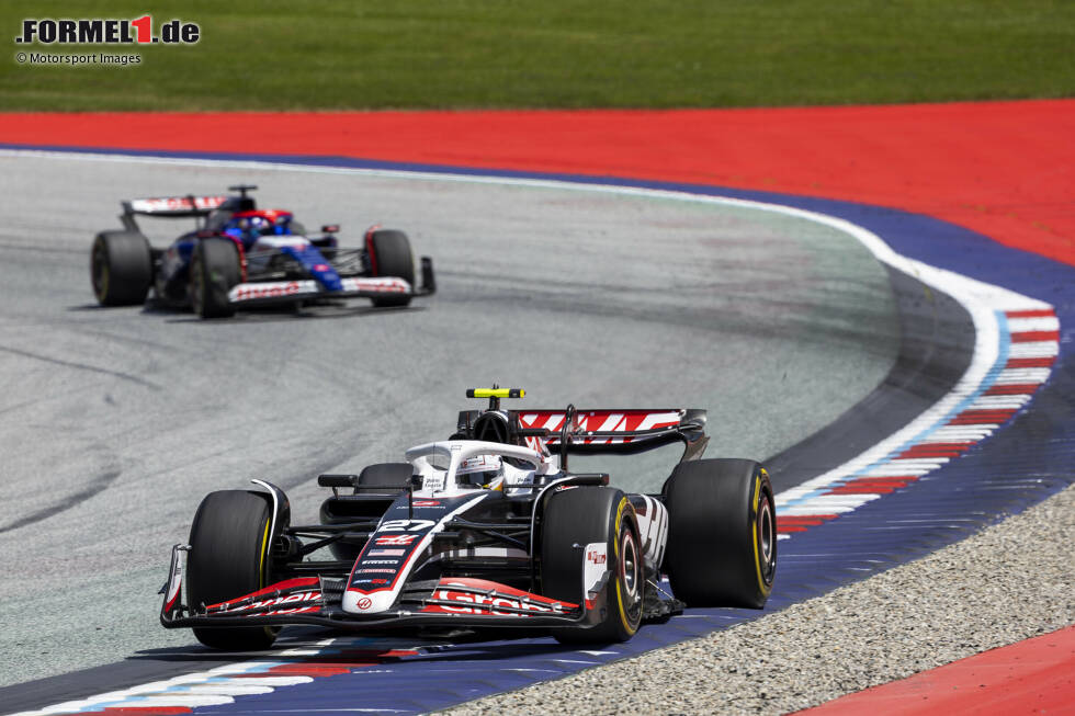 Foto zur News: Nico Hülkenberg (Haas) und Daniel Ricciardo (Racing Bulls)