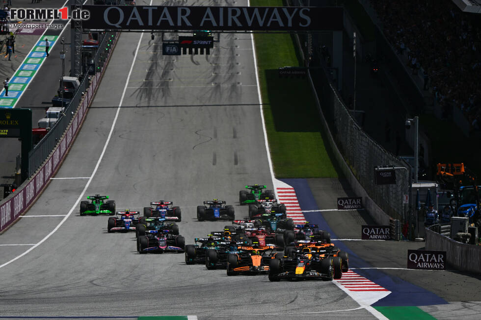 Foto zur News: Max Verstappen (Red Bull), Lando Norris (McLaren) und Oscar Piastri (McLaren)