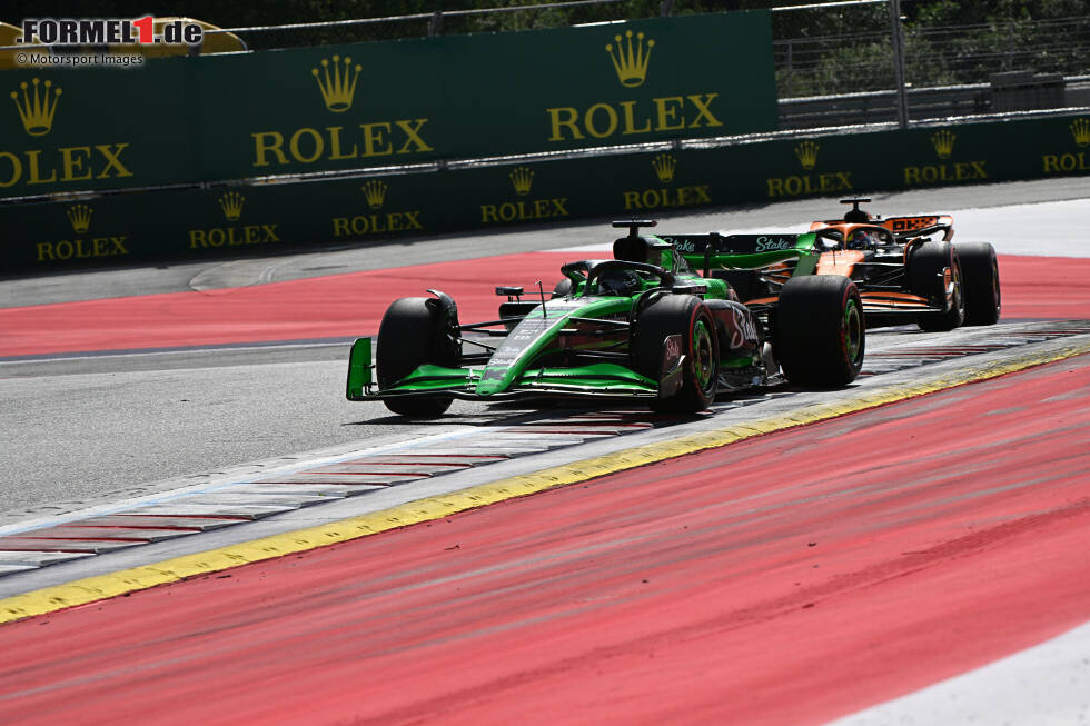 Foto zur News: Valtteri Bottas (Sauber) und Oscar Piastri (McLaren)