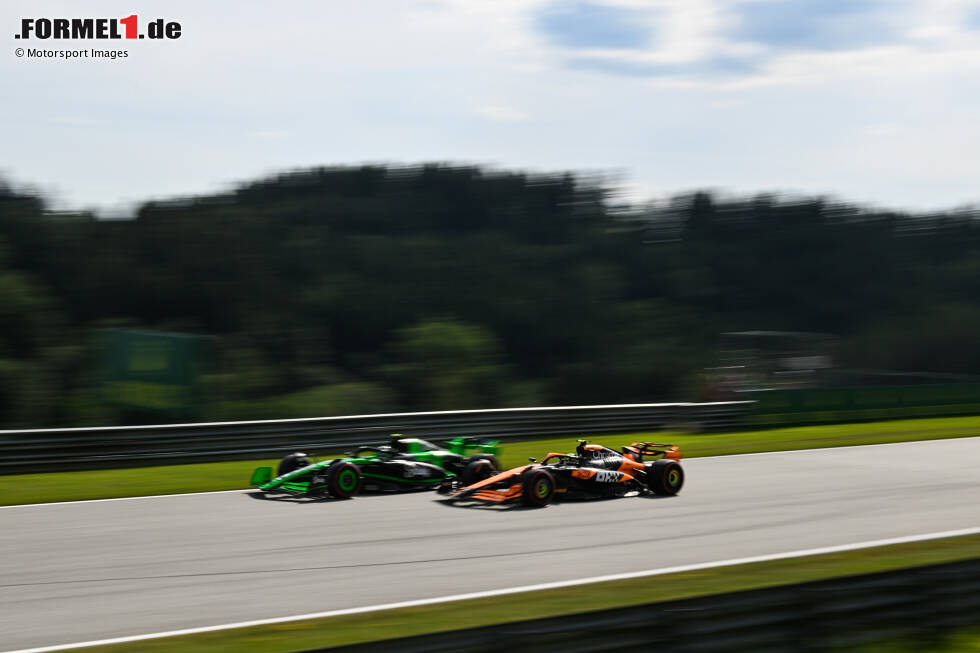 Foto zur News: Guanyu Zhou (Sauber) und Lando Norris (McLaren)