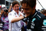 Foto zur News: George Russell (Mercedes) und Toto Wolff