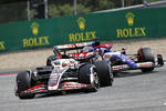 Foto zur News: Kevin Magnussen (Haas) und Daniel Ricciardo (Racing Bulls)