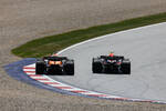 Foto zur News: Sergio Perez (Red Bull) und Oscar Piastri (McLaren)