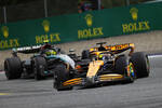 Foto zur News: Oscar Piastri (McLaren) und Lewis Hamilton (Mercedes)