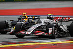 Foto zur News: Nico Hülkenberg (Haas) und Sergio Perez (Red Bull)