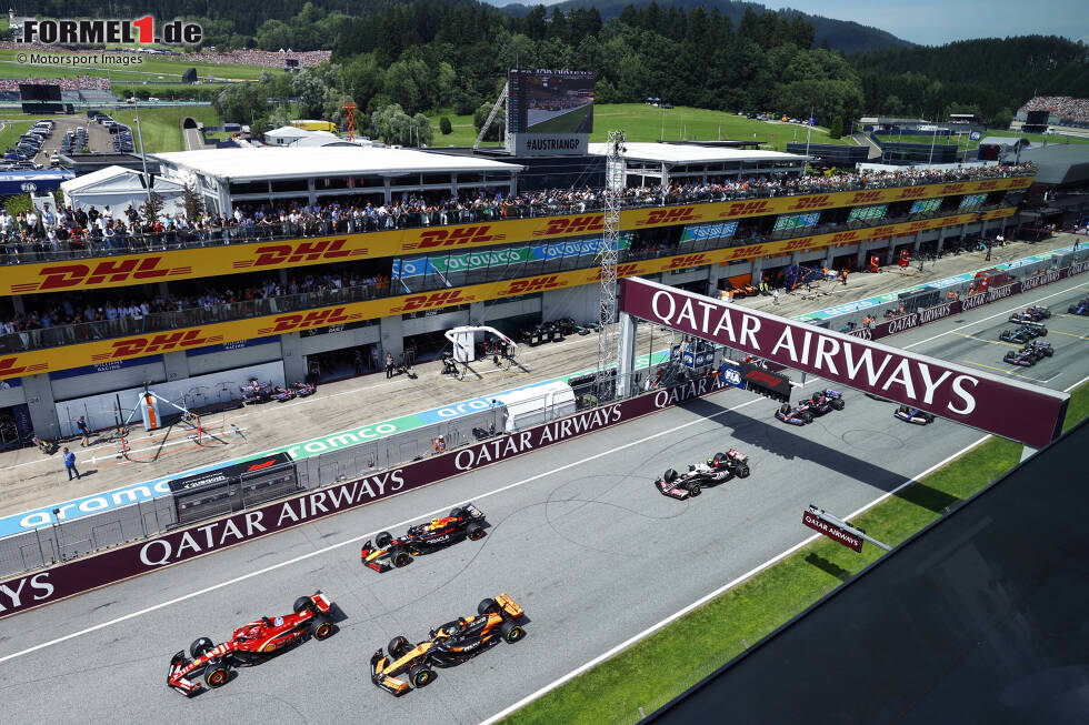 Foto zur News: Charles Leclerc (Ferrari), Oscar Piastri (McLaren) und Sergio Perez (Red Bull)