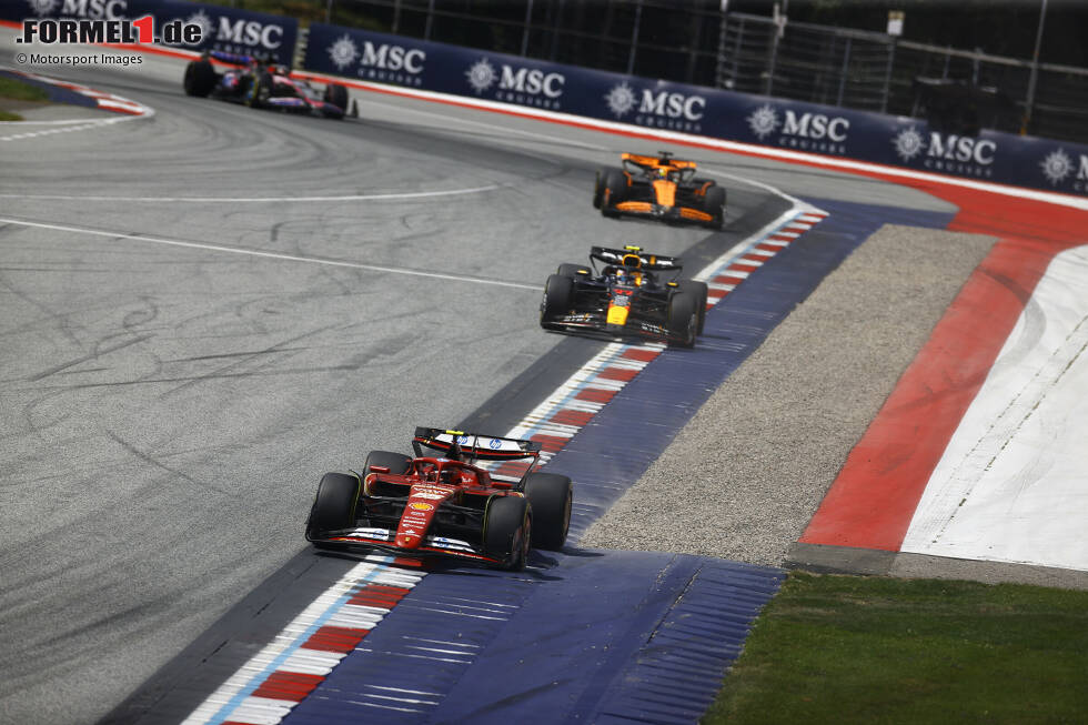 Foto zur News: Carlos Sainz (Ferrari), Sergio Perez (Red Bull), Oscar Piastri (McLaren) und Esteban Ocon (Alpine)