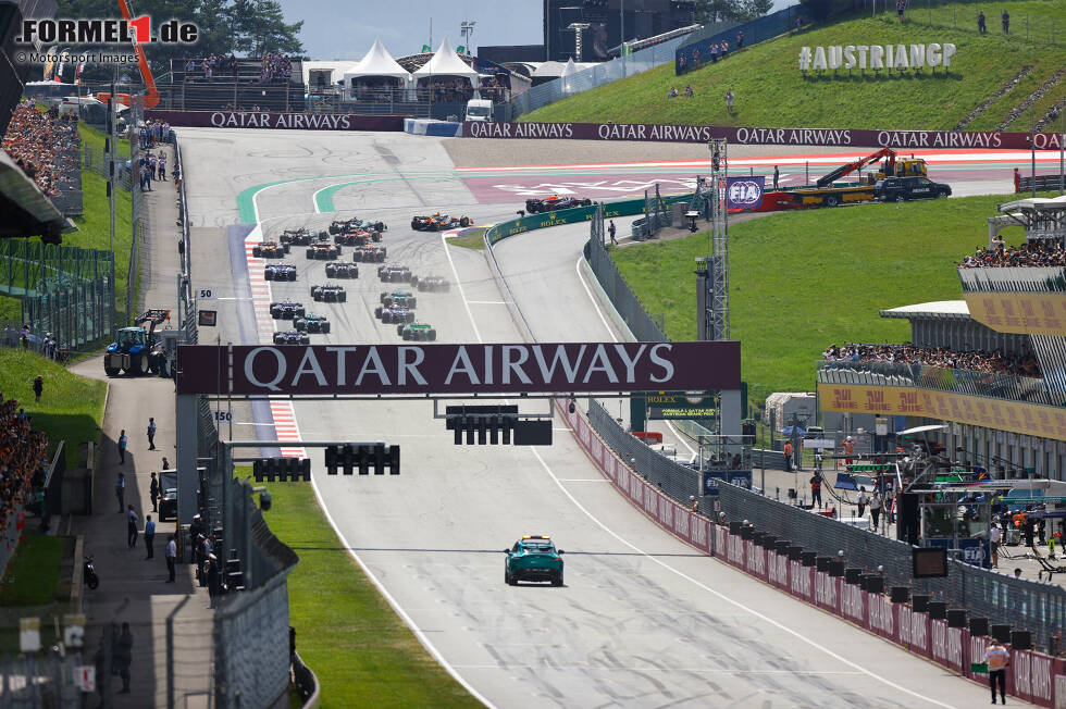 Foto zur News: Max Verstappen (Red Bull), Lando Norris (McLaren), George Russell (Mercedes) und Carlos Sainz (Ferrari)