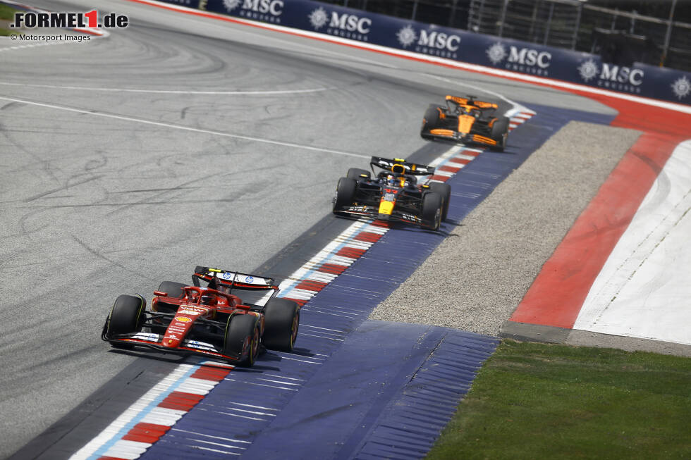 Foto zur News: Carlos Sainz (Ferrari), Sergio Perez (Red Bull) und Oscar Piastri (McLaren)