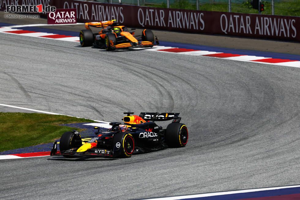 Foto zur News: Max Verstappen (Red Bull) und Lando Norris (McLaren)