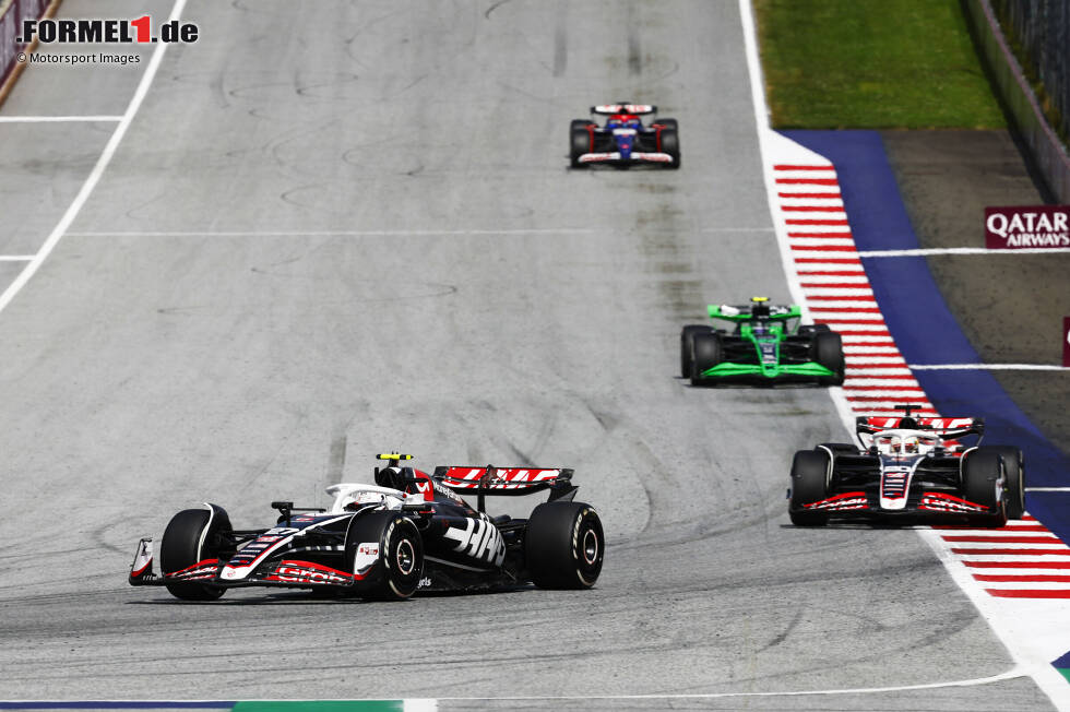 Foto zur News: Guanyu Zhou (Sauber), Nico Hülkenberg (Haas) und Kevin Magnussen (Haas)