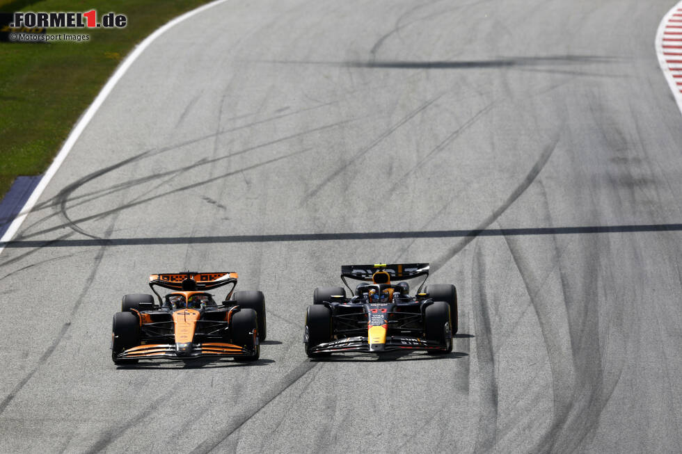 Foto zur News: Oscar Piastri (McLaren) und Sergio Perez (Red Bull)