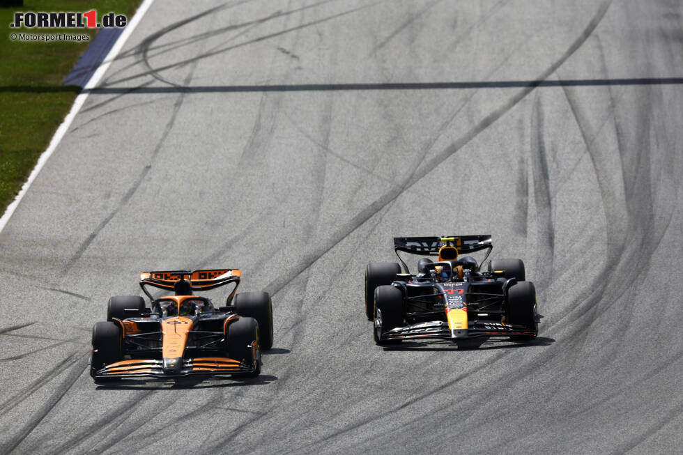 Foto zur News: Oscar Piastri (McLaren) und Sergio Perez (Red Bull)