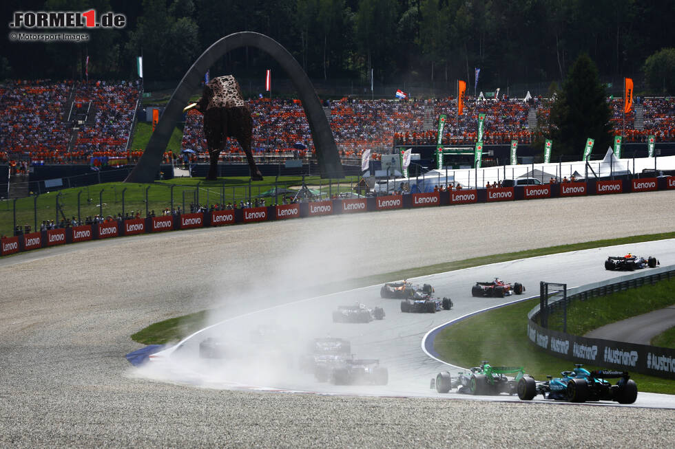 Foto zur News: Oscar Piastri (McLaren) und Sergio Perez (Red Bull)